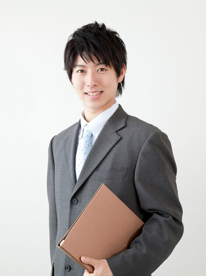 スーツを着た男性